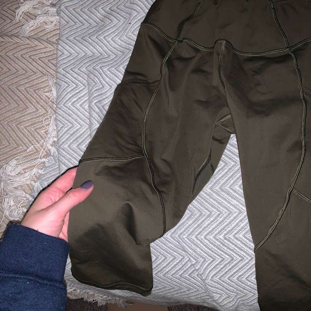 Lululemon green cropped leggings.